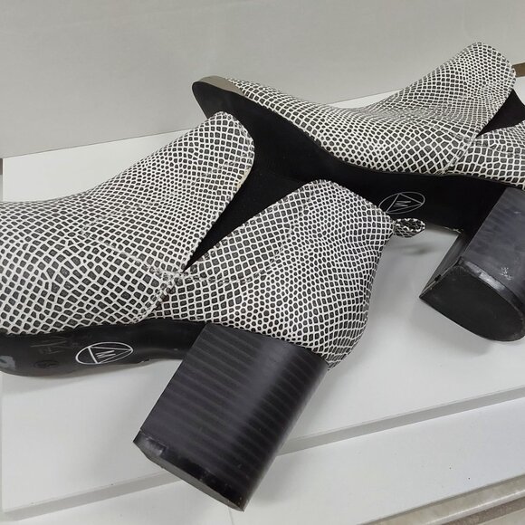 SNAKE SKIN BOOTIE size 7 - Picture 3 of 3